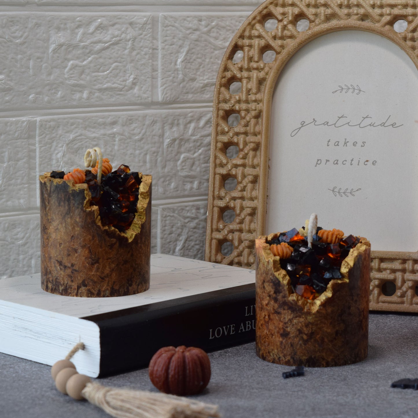 Halloween Geode Candle – Black & Orange Crystal Candle, Witchy Magic Gemstone Decor, Spooky Fall Candle Gift, Handmade Crystal Geode