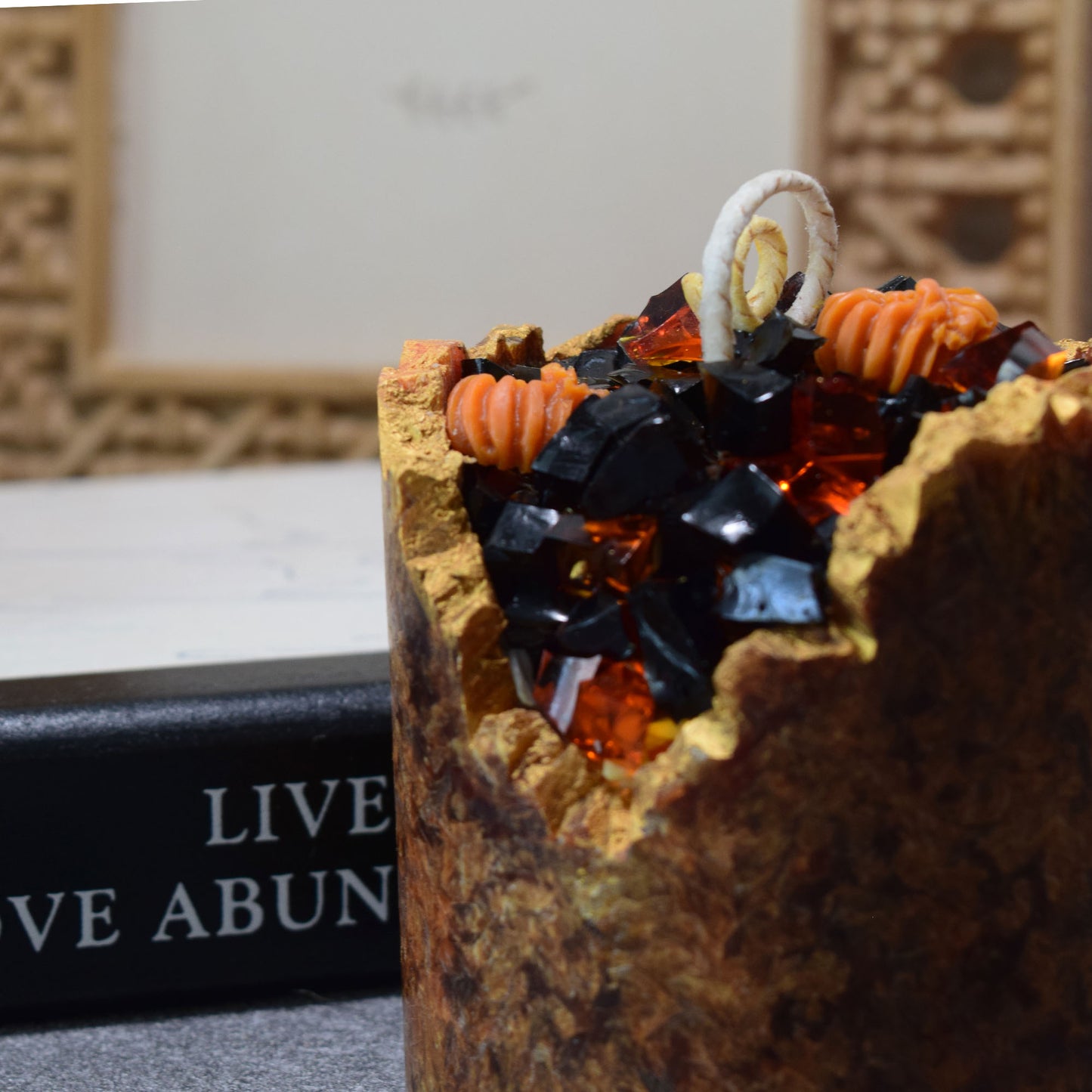 Halloween Geode Candle – Black & Orange Crystal Candle, Witchy Magic Gemstone Decor, Spooky Fall Candle Gift, Handmade Crystal Geode