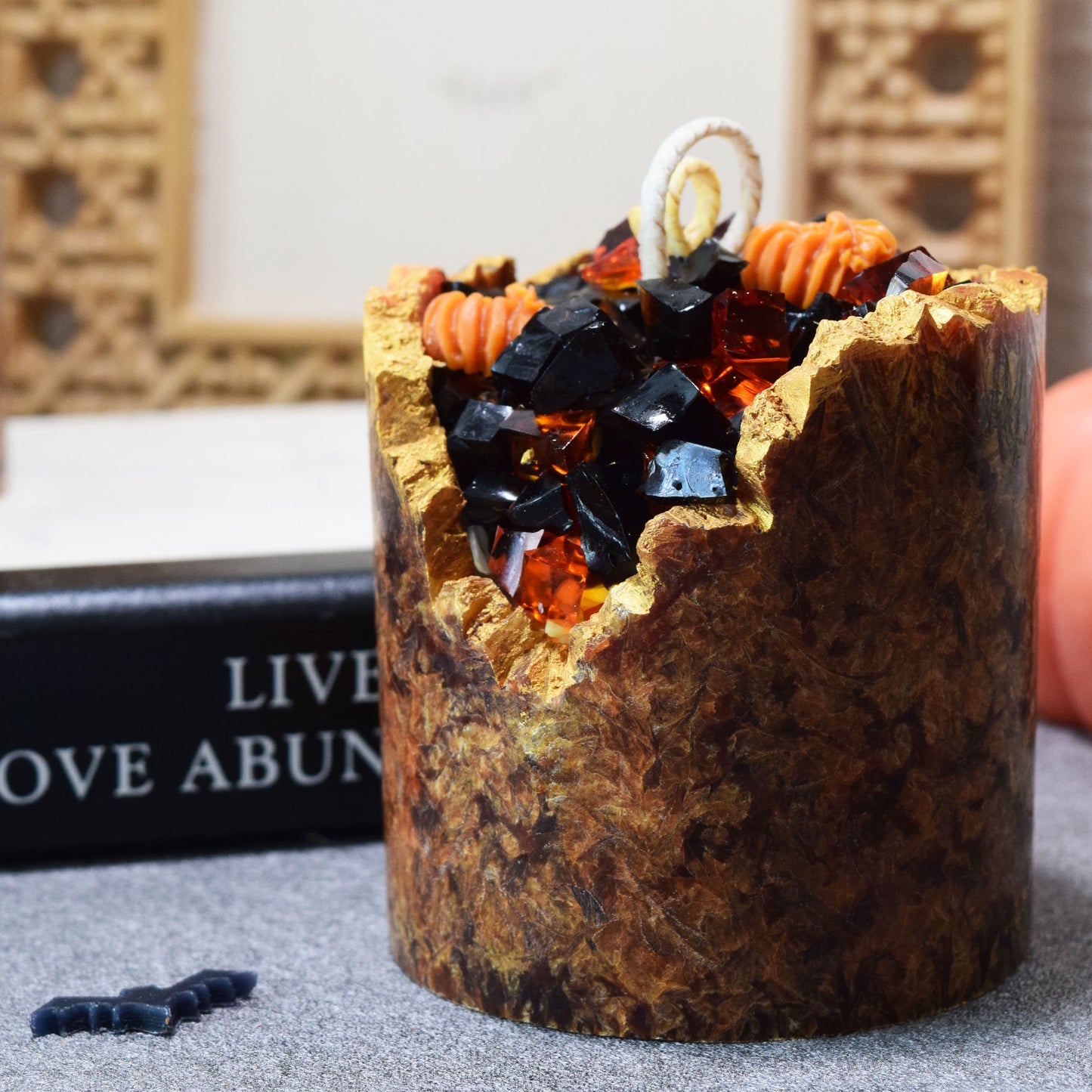 Halloween Geode Candle – Black & Orange Crystal Candle, Witchy Magic Gemstone Decor, Spooky Fall Candle Gift, Handmade Crystal Geode